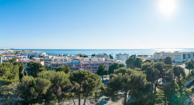 Real estate France, French riviera, sea view apartment swimming pool, close to the sea terrace