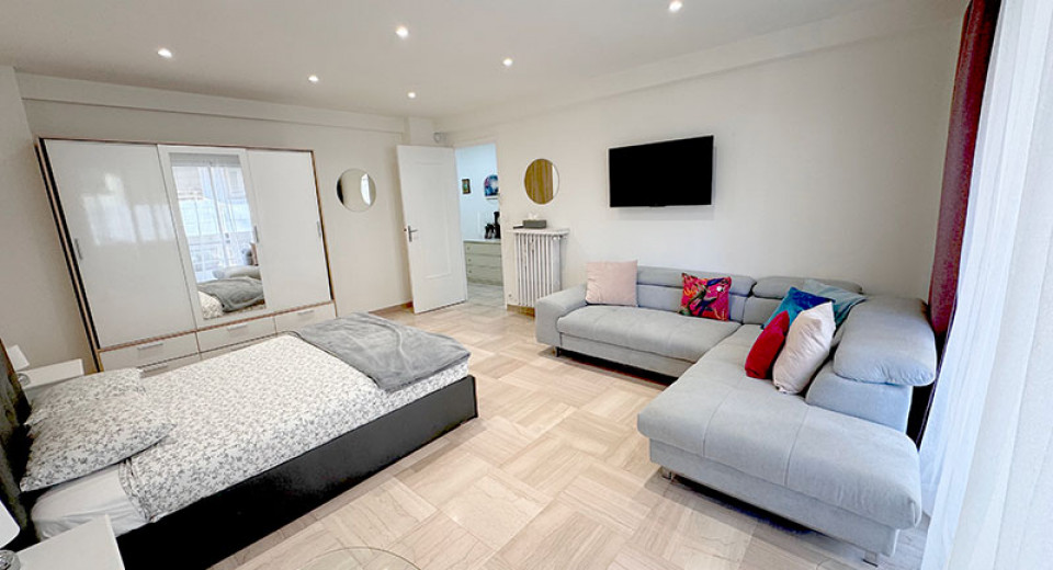 Real estate agency France, Antibes, Juan les Pins, 2 bedrooms, city center, close to beach, train station, French riviera