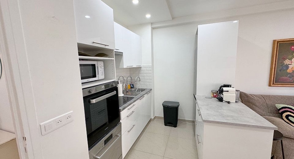 Real estate agency France, Antibes, Juan les Pins, 2 bedrooms, city center, close to beach, train station, French riviera