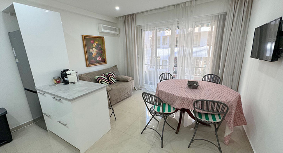 Real estate agency France, Antibes, Juan les Pins, 2 bedrooms, city center, close to beach, train station, French riviera