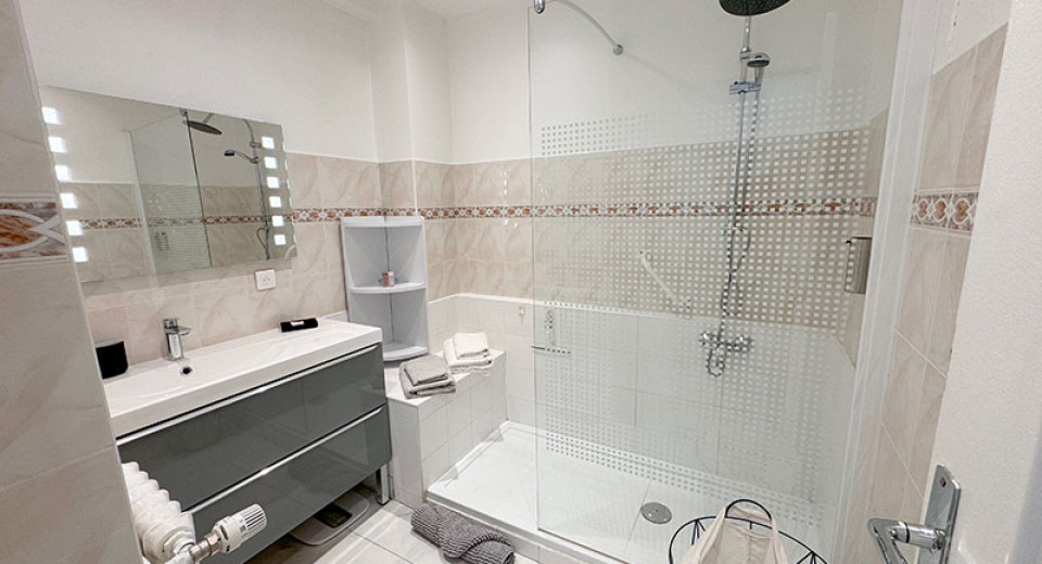 Real estate agency France, Antibes, Juan les Pins, 2 bedrooms, city center, close to beach, train station, French riviera