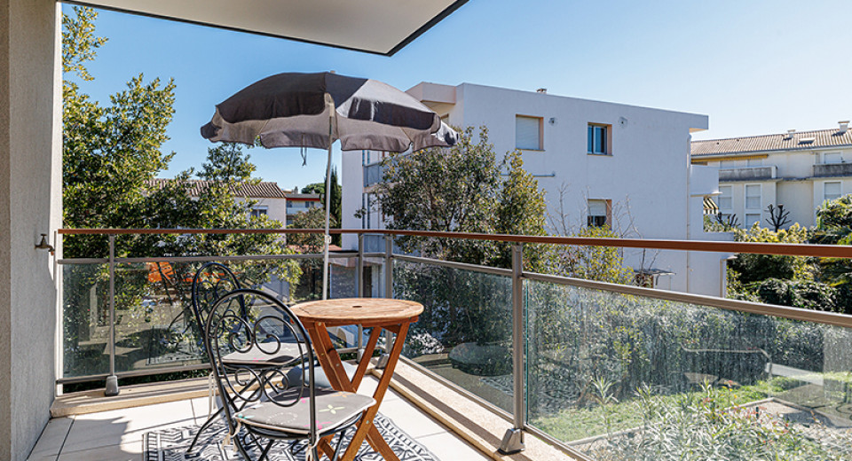 Nieruchomości Francja, Golfe Juan, Antibes, Juan les Pins, apartament, 2 sypialnie, taras, basen, centrum miasta, morze