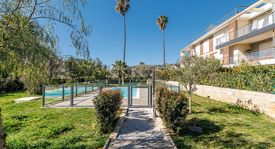 Fast ejendom Frankrig, Golfe Juan, Antibes, Juan les Pins, lejlighed, 2 soveværelser, terrasse, swimmingpool, bycentrum, hav