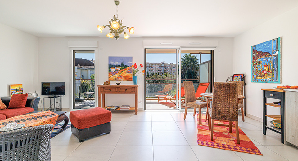 Fastigheter Frankrike, Golfe Juan, Antibes, Juan les Pins, lägenhet, 2 sovrum, terrass, pool, centrum, hav