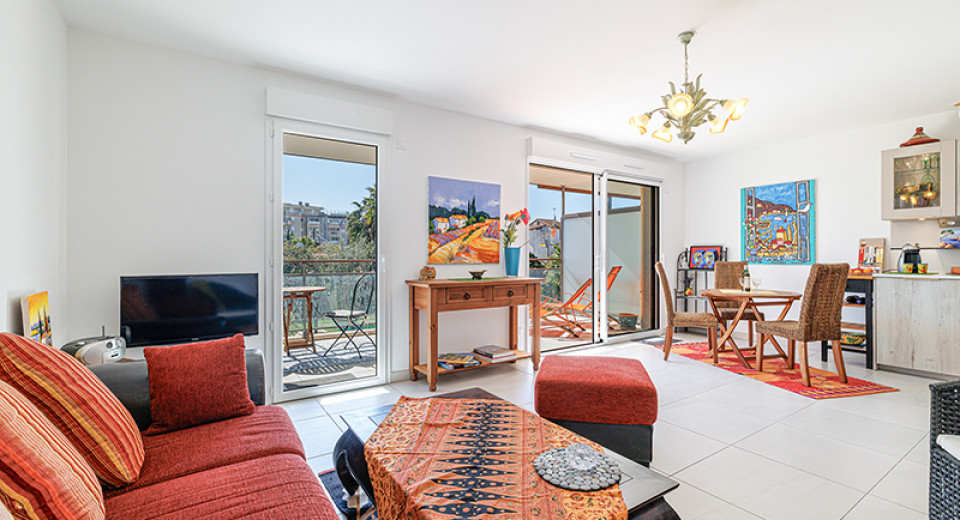 Fastigheter Frankrike, Golfe Juan, Antibes, Juan les Pins, lägenhet, 2 sovrum, terrass, pool, centrum, hav