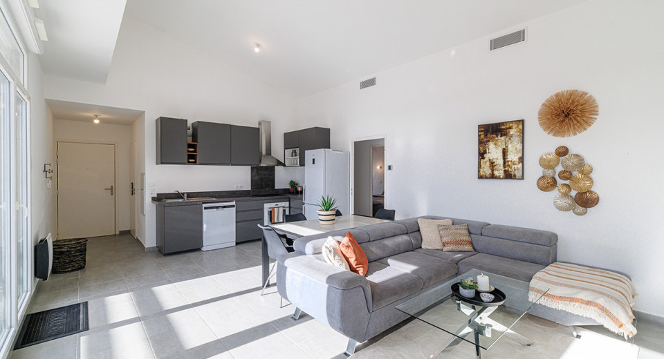 Nieruchomości Cannes La Bocca, sprzedaż, zakup 3-pokojowego mieszkania, ostatnie piętro, duży taras, basen