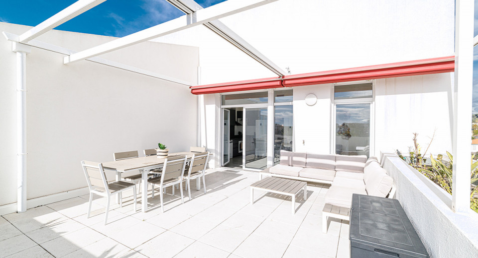 Fastigheter i Cannes La Bocca, försäljning, köp av 3-rumslägenhet, översta våningen, stor terrass, pool