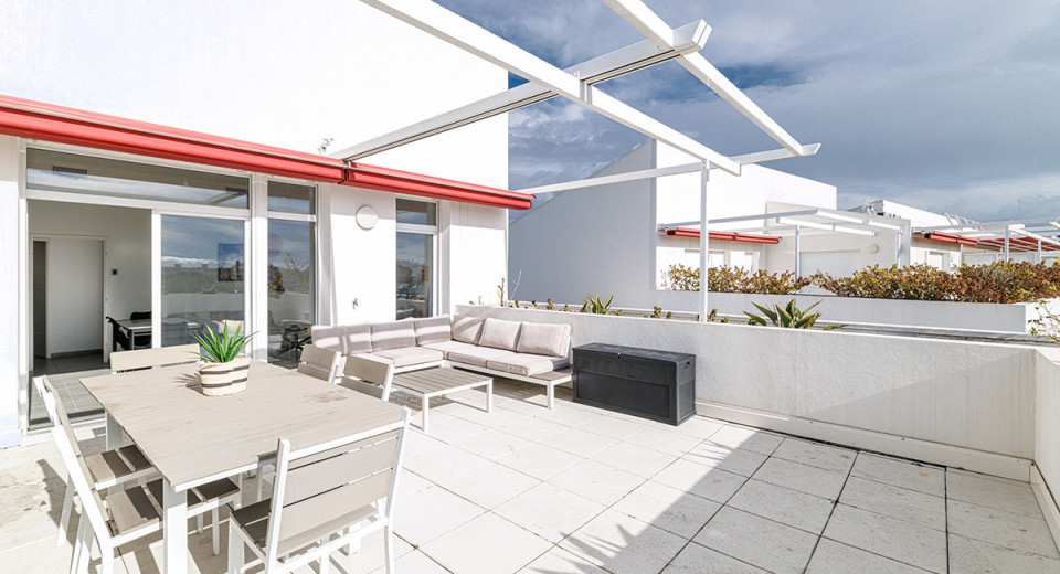 Fastigheter i Cannes La Bocca, försäljning, köp av 3-rumslägenhet, översta våningen, stor terrass, pool