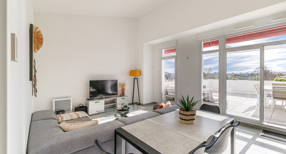 Fastigheter i Cannes La Bocca, försäljning, köp av 3-rumslägenhet, översta våningen, stor terrass, pool