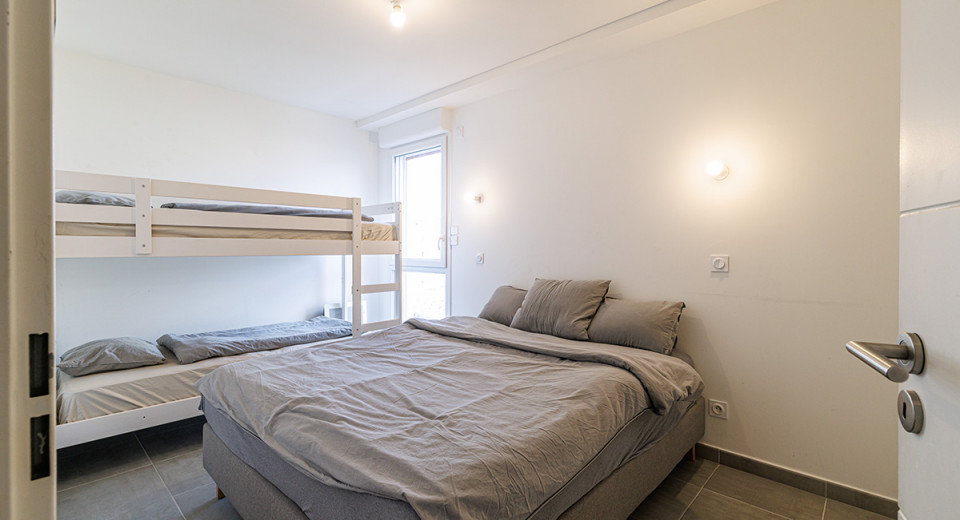 Fastigheter i Cannes La Bocca, försäljning, köp av 3-rumslägenhet, översta våningen, stor terrass, pool