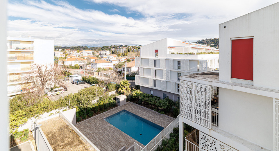 Fastigheter i Cannes La Bocca, försäljning, köp av 3-rumslägenhet, översta våningen, stor terrass, pool