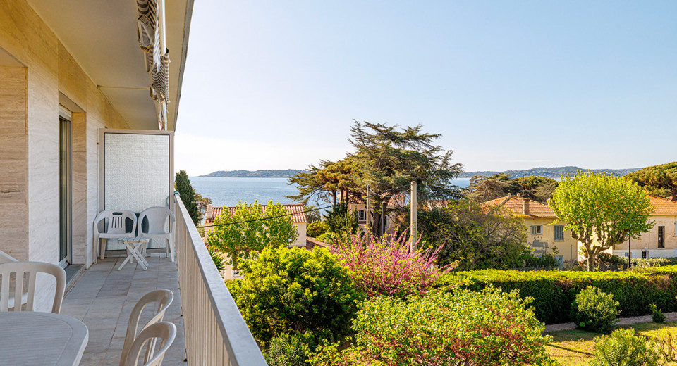 Real estate, 3-room apartment for sale in Sainte-Maxime, France, French Riviera, terrace, sea view, close to the beach and city center