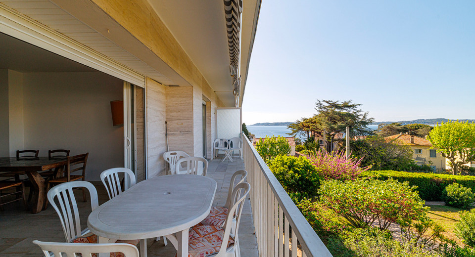 Real estate, 3-room apartment for sale in Sainte-Maxime, France, French Riviera, terrace, sea view, close to the beach and city center