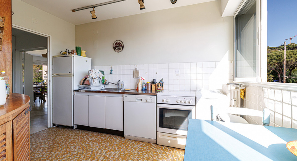 Real estate, 3-room apartment for sale in Sainte-Maxime, France, French Riviera, terrace, sea view, close to the beach and city center