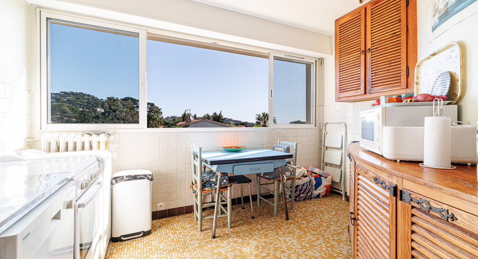 Real estate, 3-room apartment for sale in Sainte-Maxime, France, French Riviera, terrace, sea view, close to the beach and city center