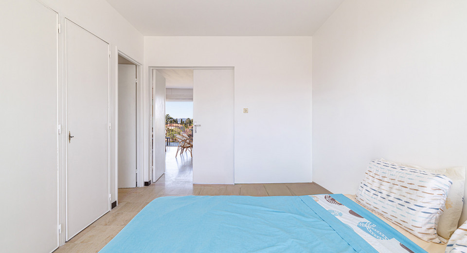 Real estate, 3-room apartment for sale in Sainte-Maxime, France, French Riviera, terrace, sea view, close to the beach and city center