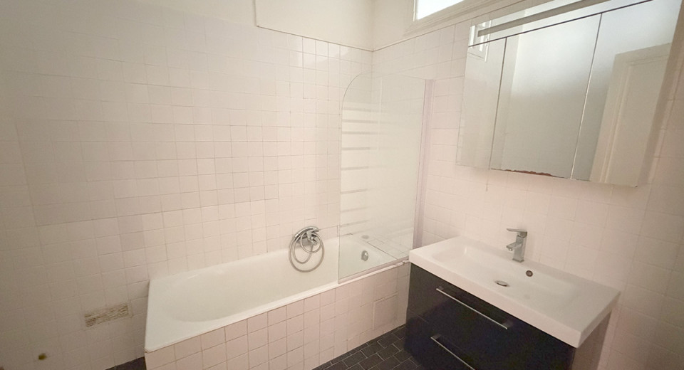 Real estate, buying, selling in Nice, apartment, city center, 4 rooms, 3 bedrooms, cellar, Gare du Sud, Liberation