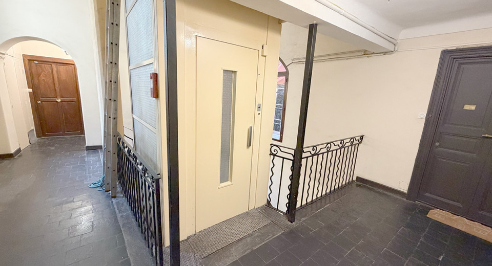 Fast ejendom, lejlighed, Nice, Gamleby, øverste etage, 3 soveværelser, 4 værelser, duplex, balkon, Franske Riviera, nær havet