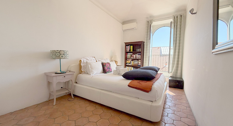 Real estate, apartment, Nice, Old Town, top floor, 3 bedrooms, 4 rooms, duplex, balcony, French Riviera, near the sea