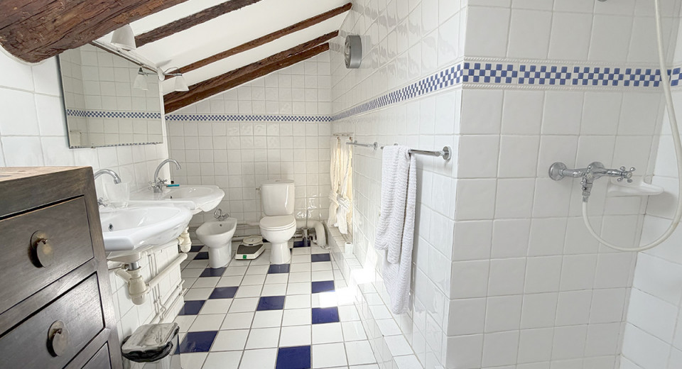 Real estate, apartment, Nice, Old Town, top floor, 3 bedrooms, 4 rooms, duplex, balcony, French Riviera, near the sea