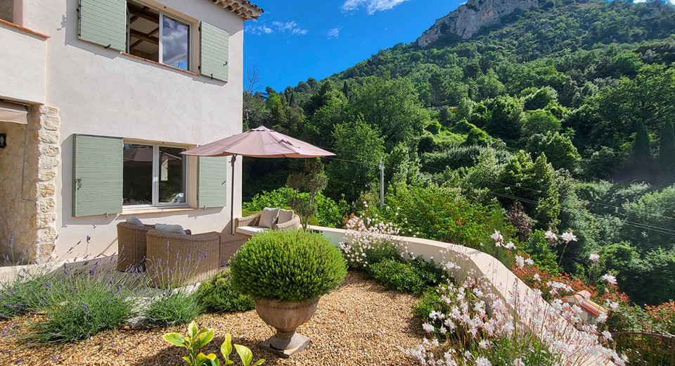 Eiendom i Vence, Franske Riviera: prestisjefylt villa med panoramautsikt over havet, anlagt hage, terrasser, 6 soverom og 6 bad.