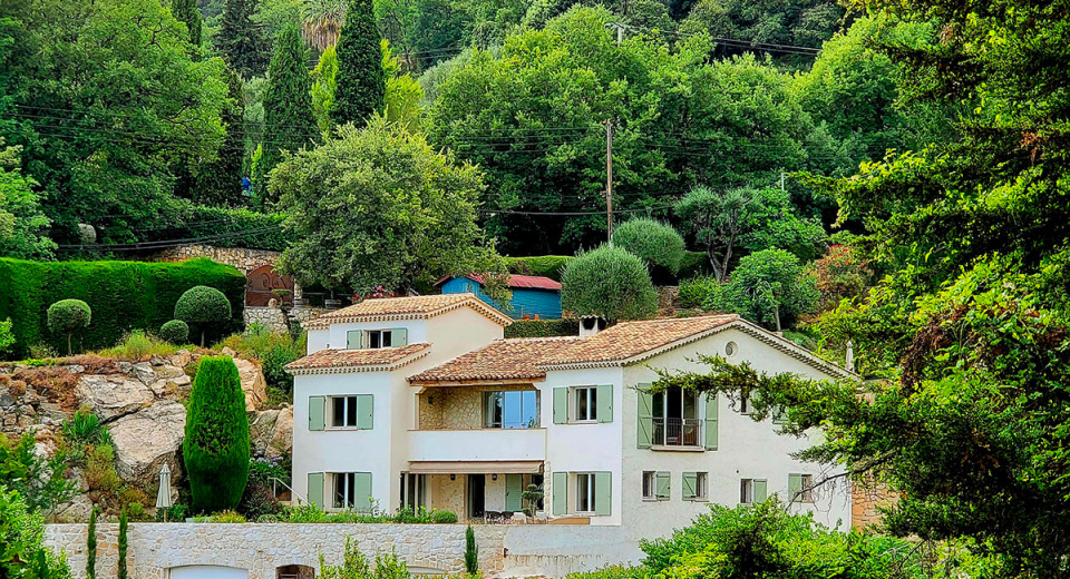Fastigheter i Vence, Franska Rivieran: prestigefylld villa med panoramautsikt över havet, anlagd trädgård, terrasser, 6 sovrum och 6 badrum.