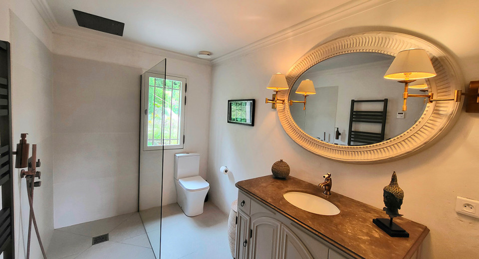 Vence, French Riviera, prestigious villa with panoramic sea views, landscaped garden, terraces, 6 bedrooms and 6 bathrooms.